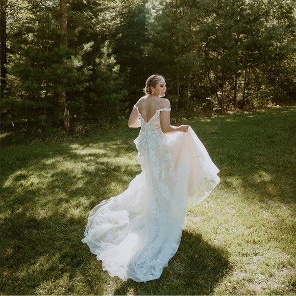 Lilian West Bohemian Off-The-Shoulder A-Line Wedding Gown with Lace Size 14 - Picture 7 of 11